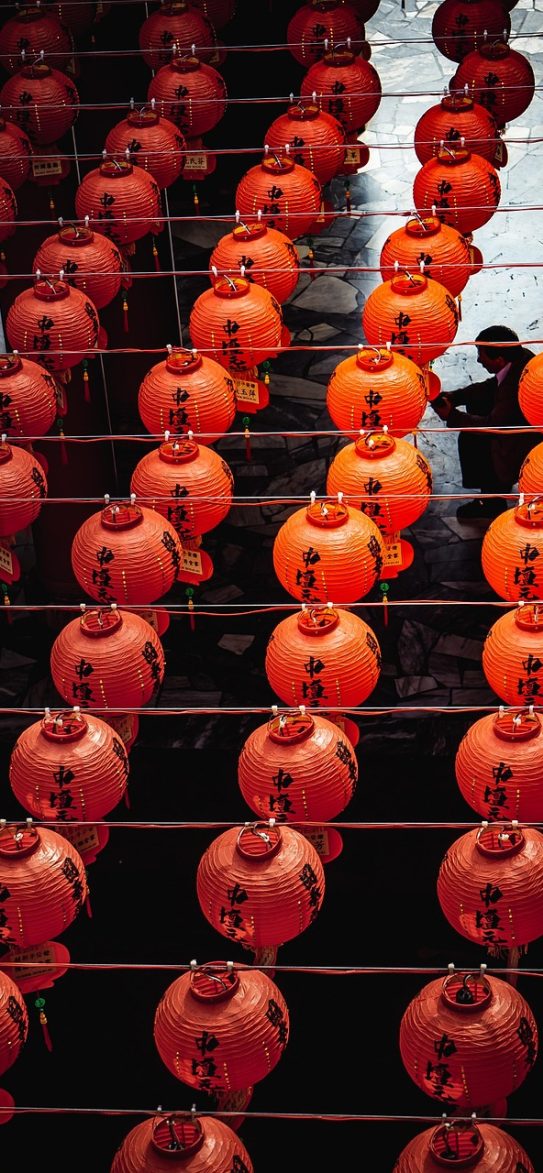 农历日历设置页截图，可以看到提醒时间、宜忌显示开关、主题切换等选项，界面使用粗黑描边的开关控件与等宽字体标签
